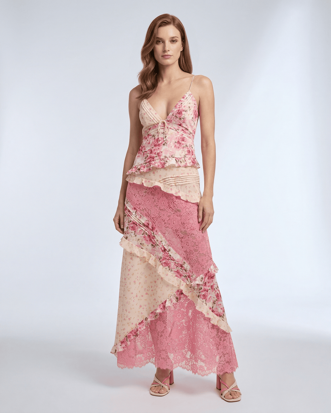 Vestido maxi floral de mujer con escote V, volantes y diseño elegante para verano.