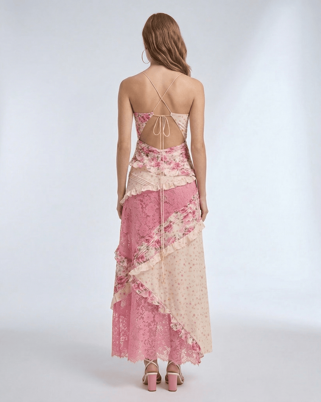 Vestido maxi floral romántico para fiesta de verano, corte flotante y diseño femenino.