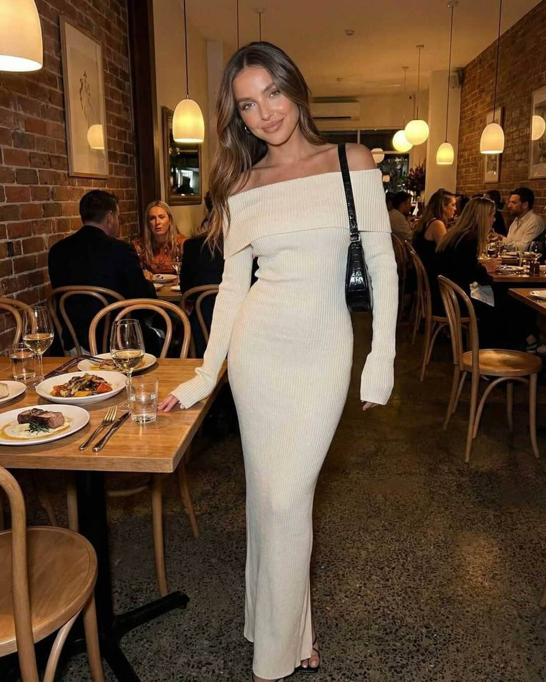 Vestido maxi de mujer marfil con detalle de hombros descubiertos, cómodo y chic, un imprescindible para tu guardarropa.