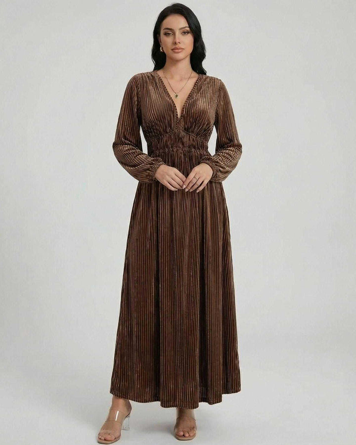 Vestido maxi plisado de mujer, blanco puro, de estilo fluido y sofisticado, perfecto para eventos.