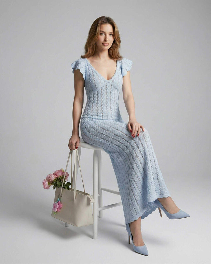 Vestido azul claro de cintura alta, diseño maxi, con escote en V y volantes en las mangas para boda.
