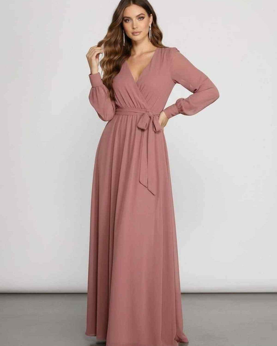 Sofisticado vestido maxi formal A-Line en rosa empolvado, con manga larga, perfecto para eventos elegantes.