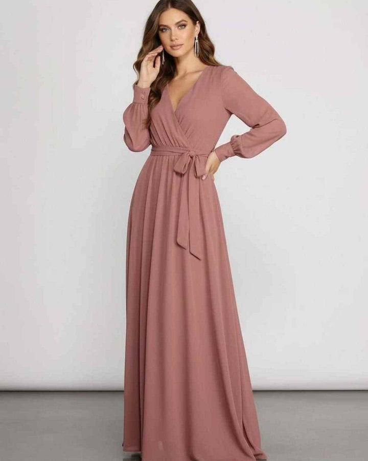 Vestido maxi rosa empolvado, sofisticado y elegante, con caída fluida para ocasiones formales de mujer.