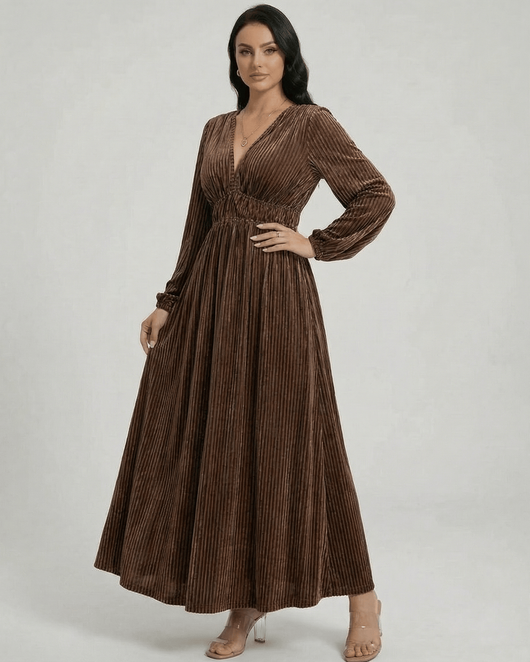 Vestido maxi plisado blanco para mujer, elegante y sofisticado con silueta A.