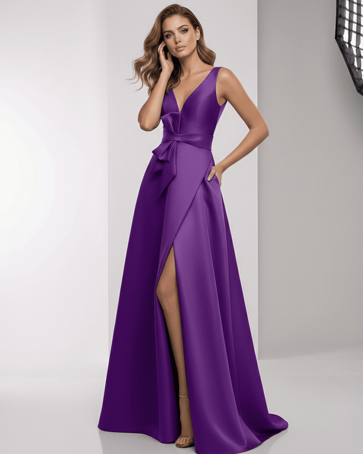 Vestido largo púrpura para mujer, un look chic con abertura y lazo, ideal para ocasiones especiales.