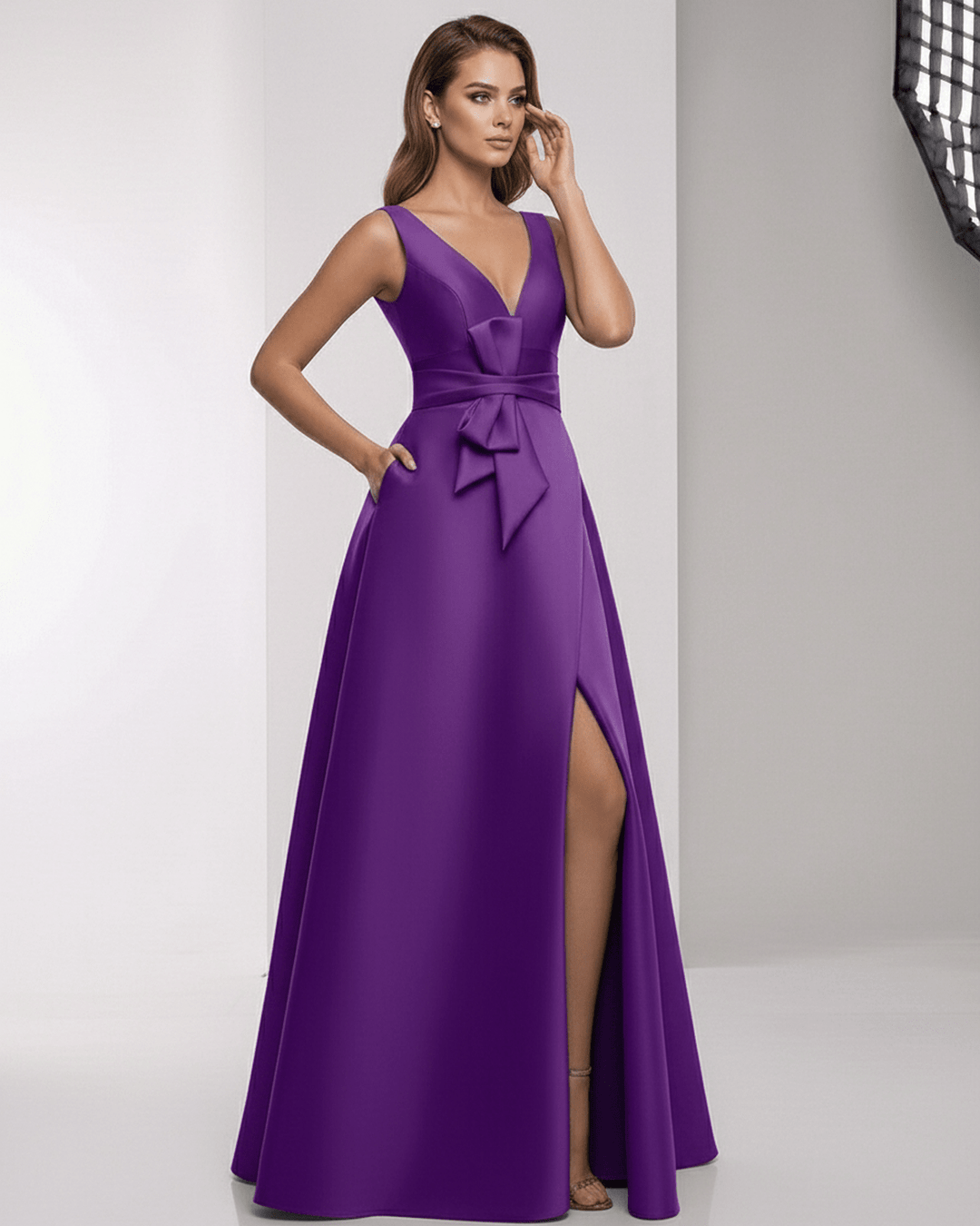 Maxi vestido púrpura de noche para mujer, con detalle de lazo y abertura lateral sofisticada.