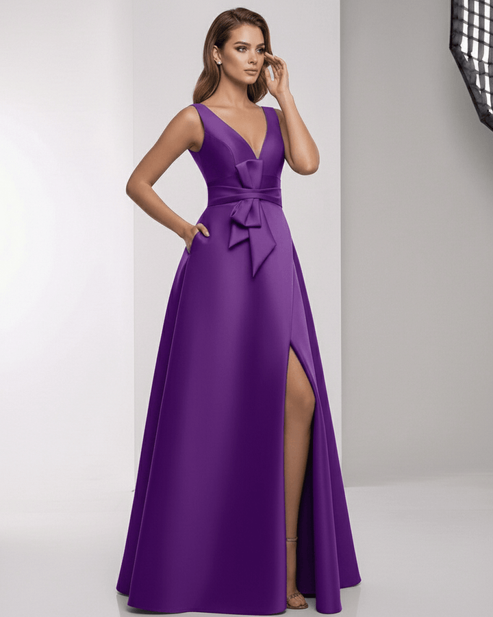 Maxi vestido púrpura de noche para mujer, con detalle de lazo y abertura lateral sofisticada.