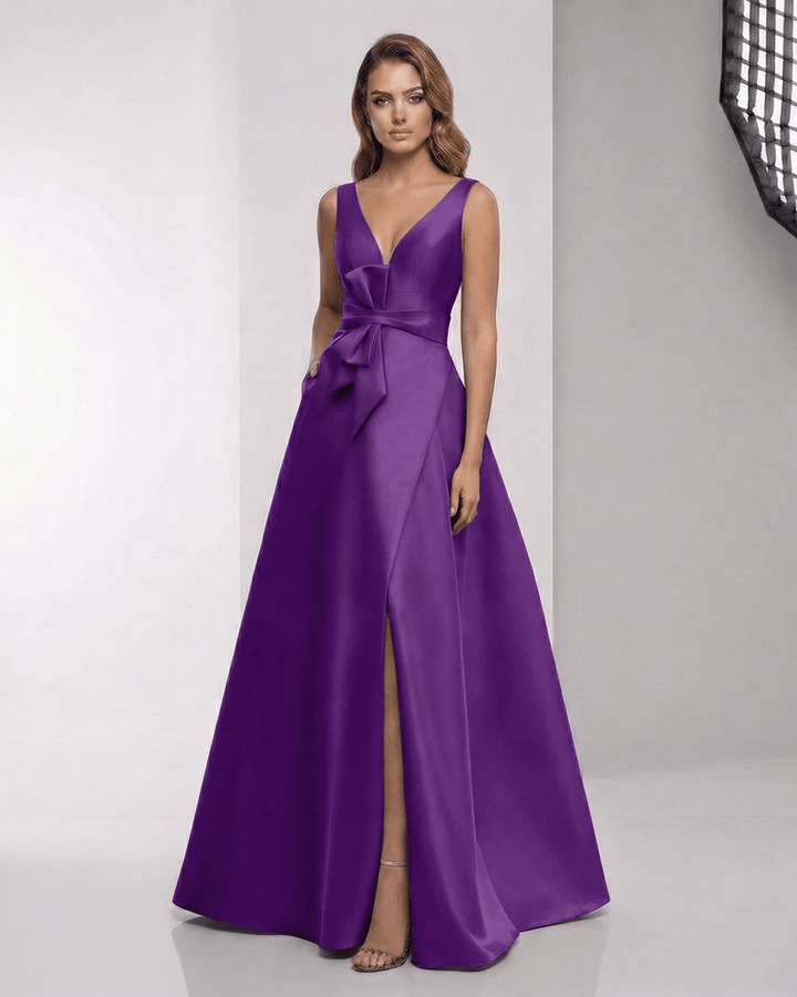 Vestido largo púrpura elegante con abertura en pierna y lazo, ideal para mujer en fiestas.