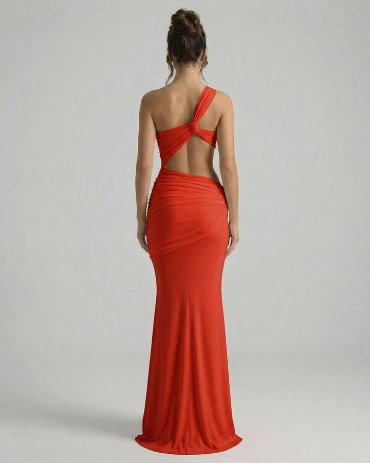 Vestido de noche formal maxi rojo para mujer, con diseño asimétrico, drapeado y espalda descubierta elegante.