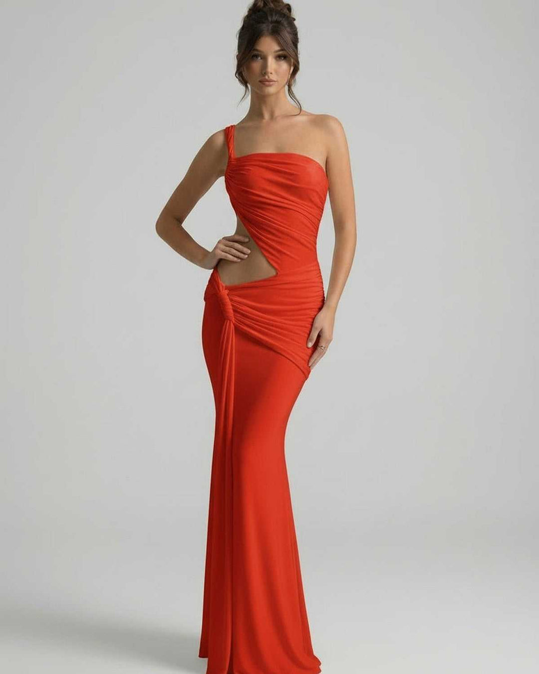 Vestido maxi rojo intenso para mujer, con detalle de drapado asimétrico y elegante diseño de espalda abierta.