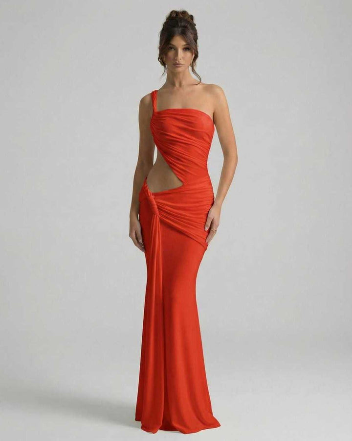 Vestido maxi rojo elegante para mujer con drapado asimétrico y espalda abierta, ideal para fiesta o gala.