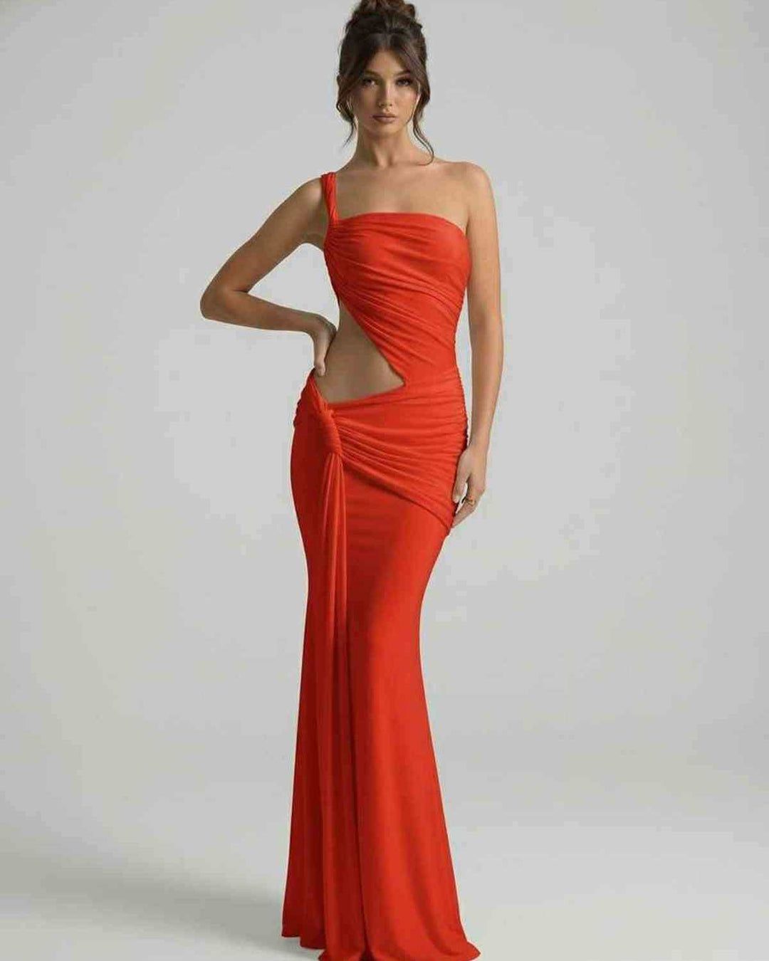 Elegante vestido maxi rojo para mujer, con espalda descubierta y drapado asimétrico, ideal para celebración formal.