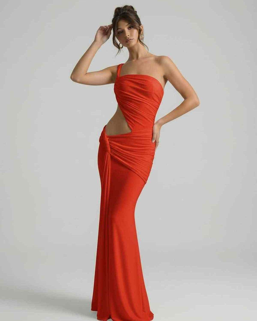 Maxi vestido rojo para mujer con drapado asimétrico y corte sin espalda, estilo sofisticado para noche de gala.