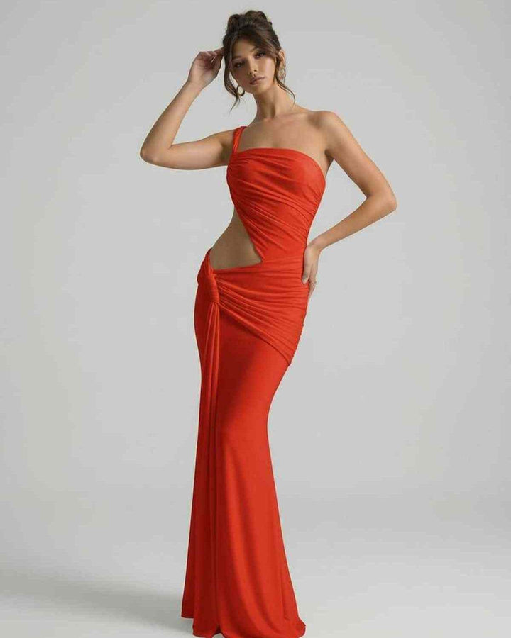 Maxi vestido rojo para mujer con drapado asimétrico y corte sin espalda, estilo sofisticado para noche de gala.