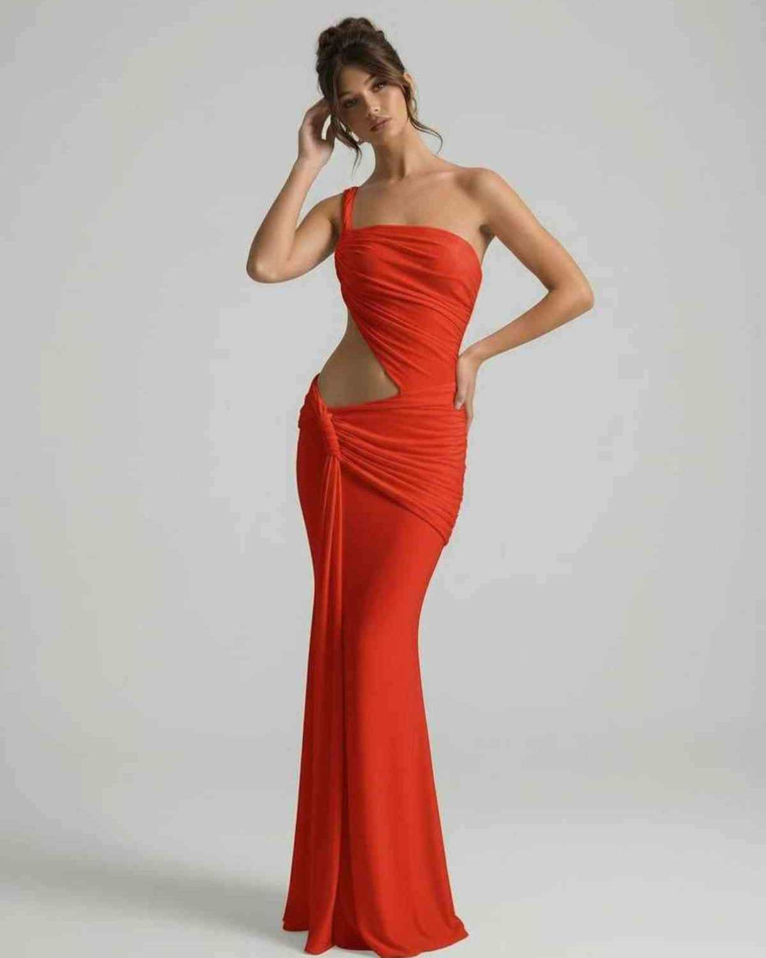 Atractivo vestido maxi rojo para mujer, asimétrico, con drapeado y espalda descubierta, ideal para fiesta elegante.