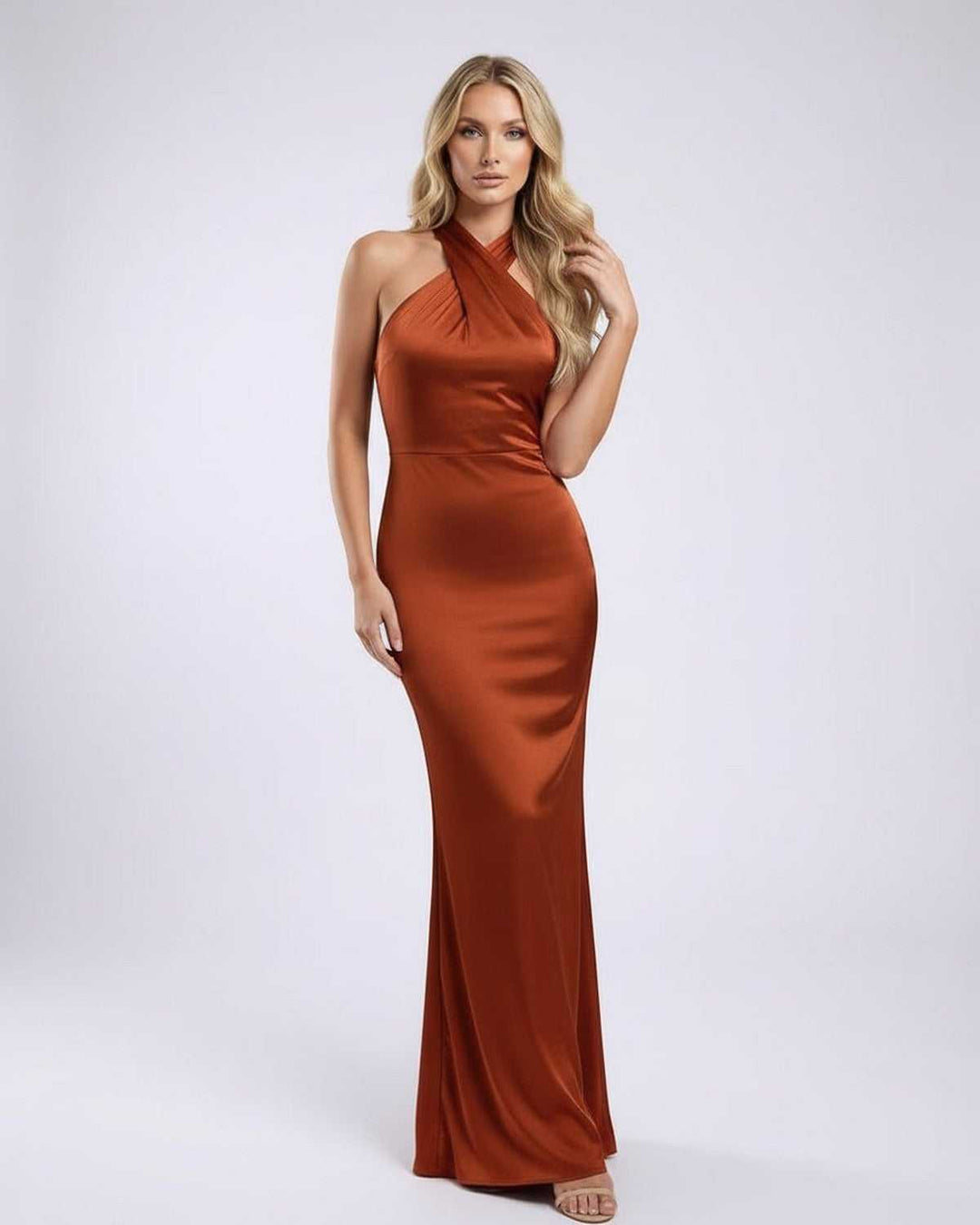 Elegante vestido maxi con cuello halter y espalda descubierta. Ideal para fiestas, cenas y eventos de noche.