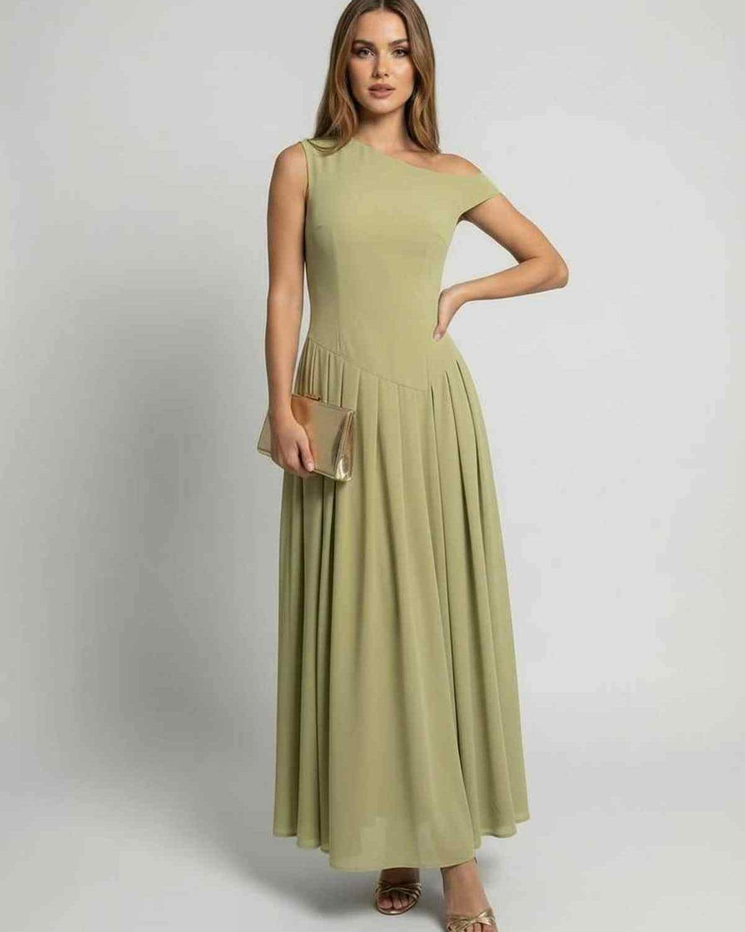 Mujer luciendo vestido maxi verde salvia, elegante y asimétrico de un hombro. Ideal para eventos formales.