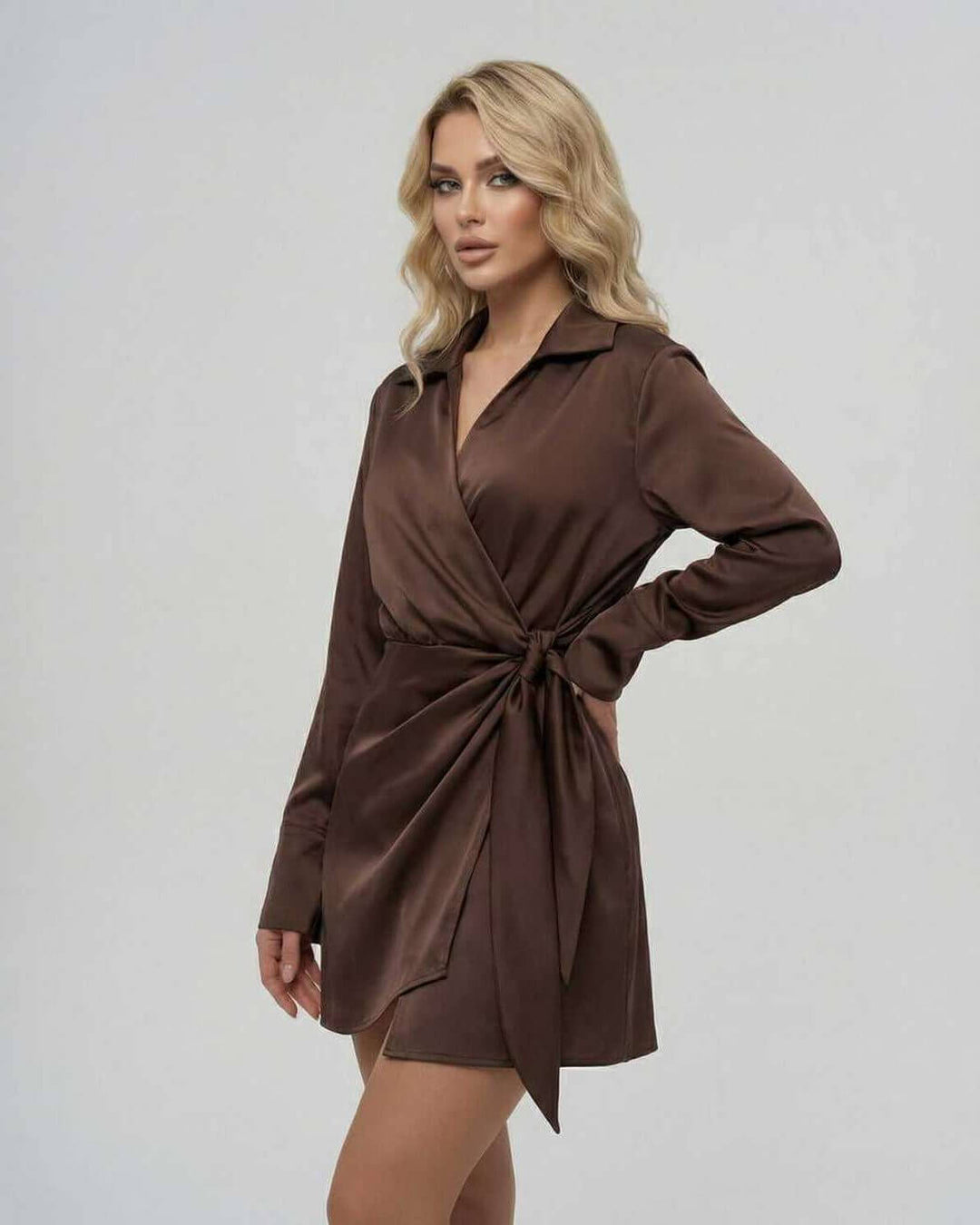 Vestido mini blanco ajustable, estilo chic y moderno para mujer, ideal para una silueta estilizada y moda actual.