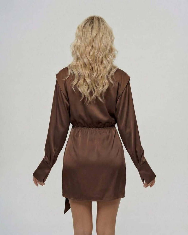 Vestido mini blanco con manga larga y escote V, ajustable y moderno, perfecto para un look de fiesta nocturno.