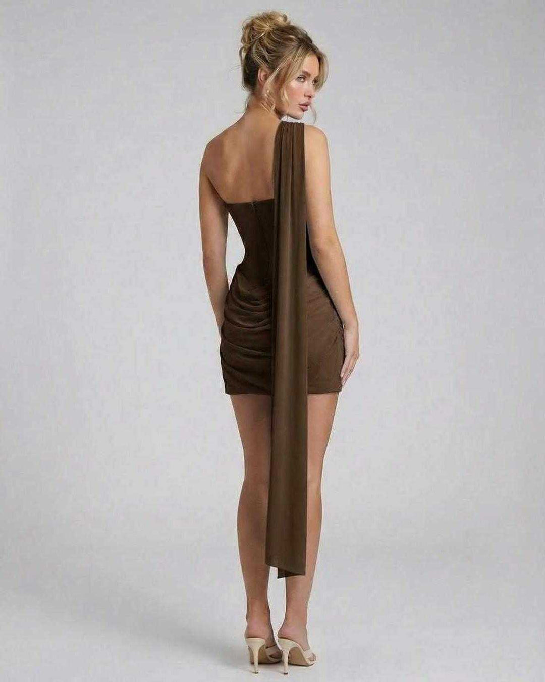 Vestido mini de noche ajustado con un hombro, volantes. Perfecto para fiestas. Estilo moderno y chic.