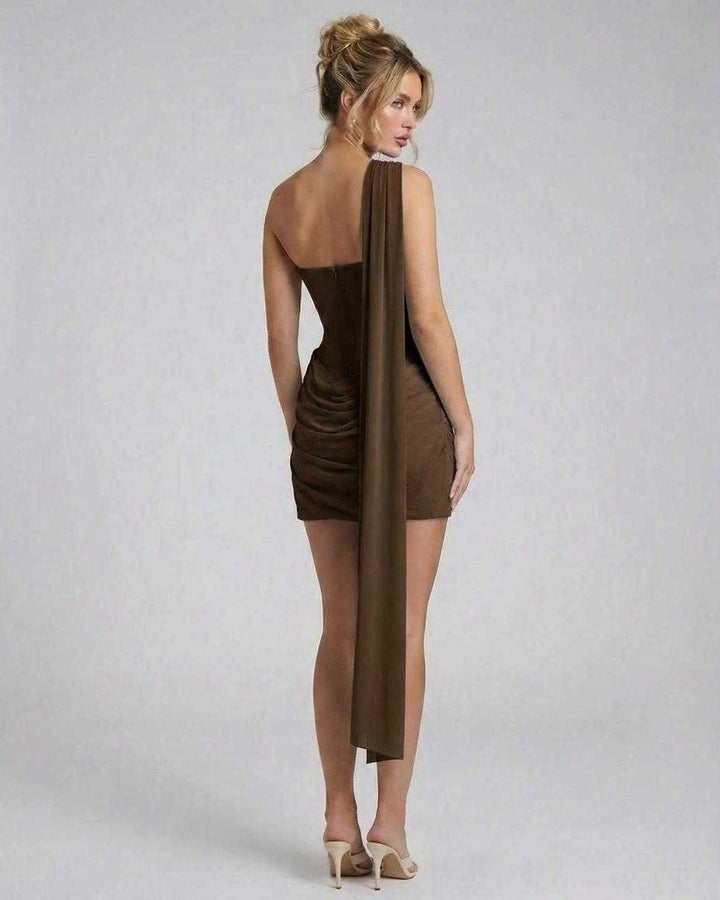 Vestido mini de noche ajustado con un hombro, volantes. Perfecto para fiestas. Estilo moderno y chic.
