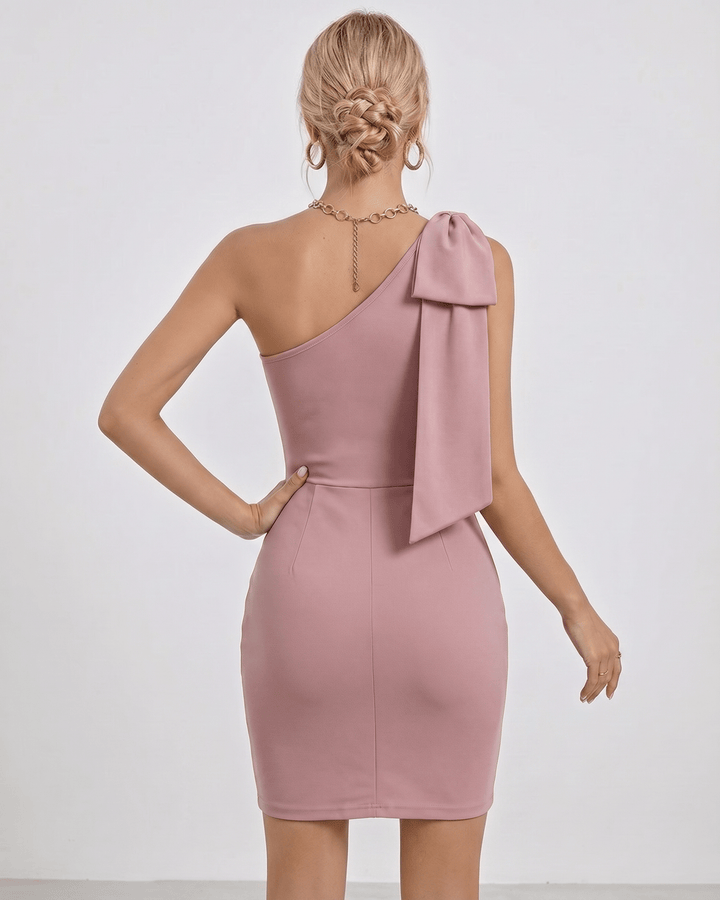 Vestido bodycon un hombro en rosa suave, ideal para fiestas, cócteles y ocasiones especiales de mujer.