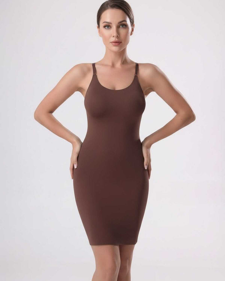 Vestido blanco mini ajustado Sienna, sin mangas. Una prenda versátil y elegante para la moda femenina y eventos de verano.