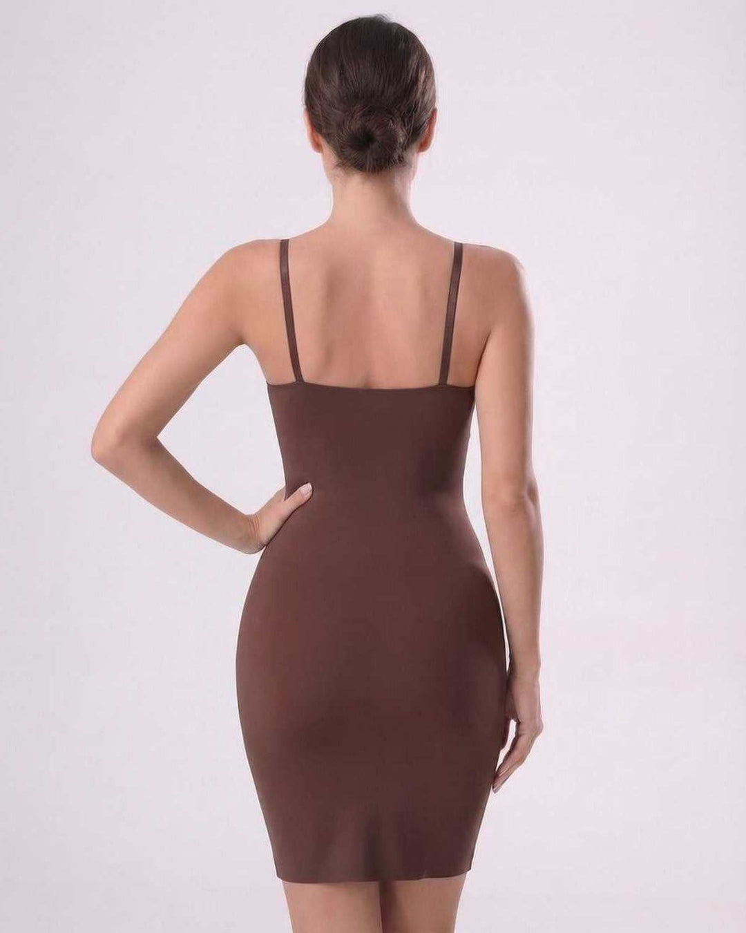 Estilizado vestido mini Sienna blanco. Diseño ajustado y sin mangas, perfecto como ropa de mujer para estilo casual y verano.