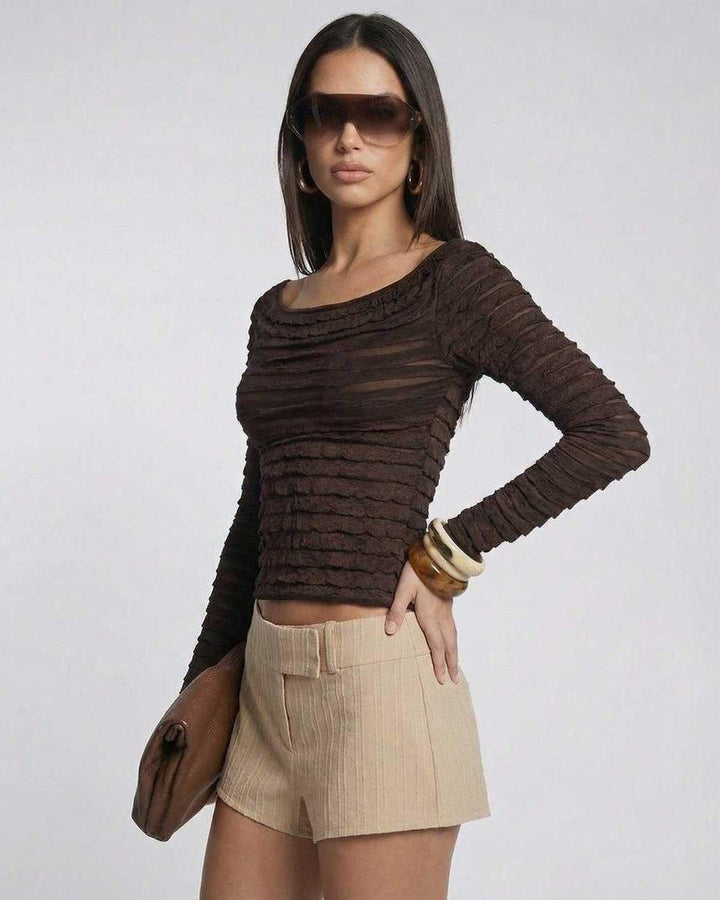 Suéter blanco de mujer, ajustado y de manga larga, ideal para combatir el frío de otoño e invierno.