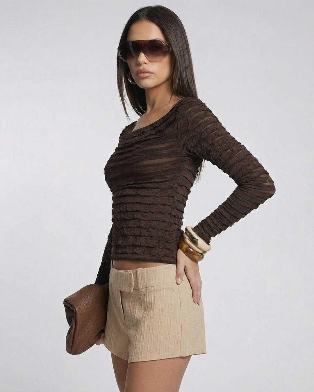 Pullover blanco ajustado para mujer, con cuello redondo, una tendencia de moda para el invierno.