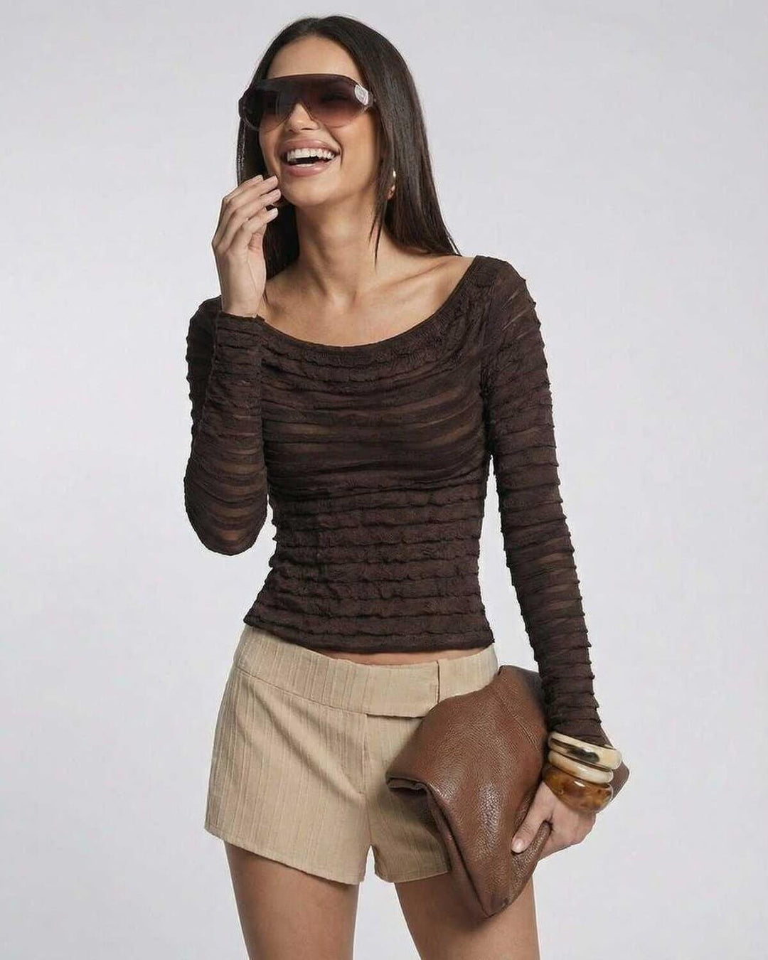 Suéter blanco ajustado de mujer con cuello redondo, manga larga, estilo casual elegante para cualquier ocasión.