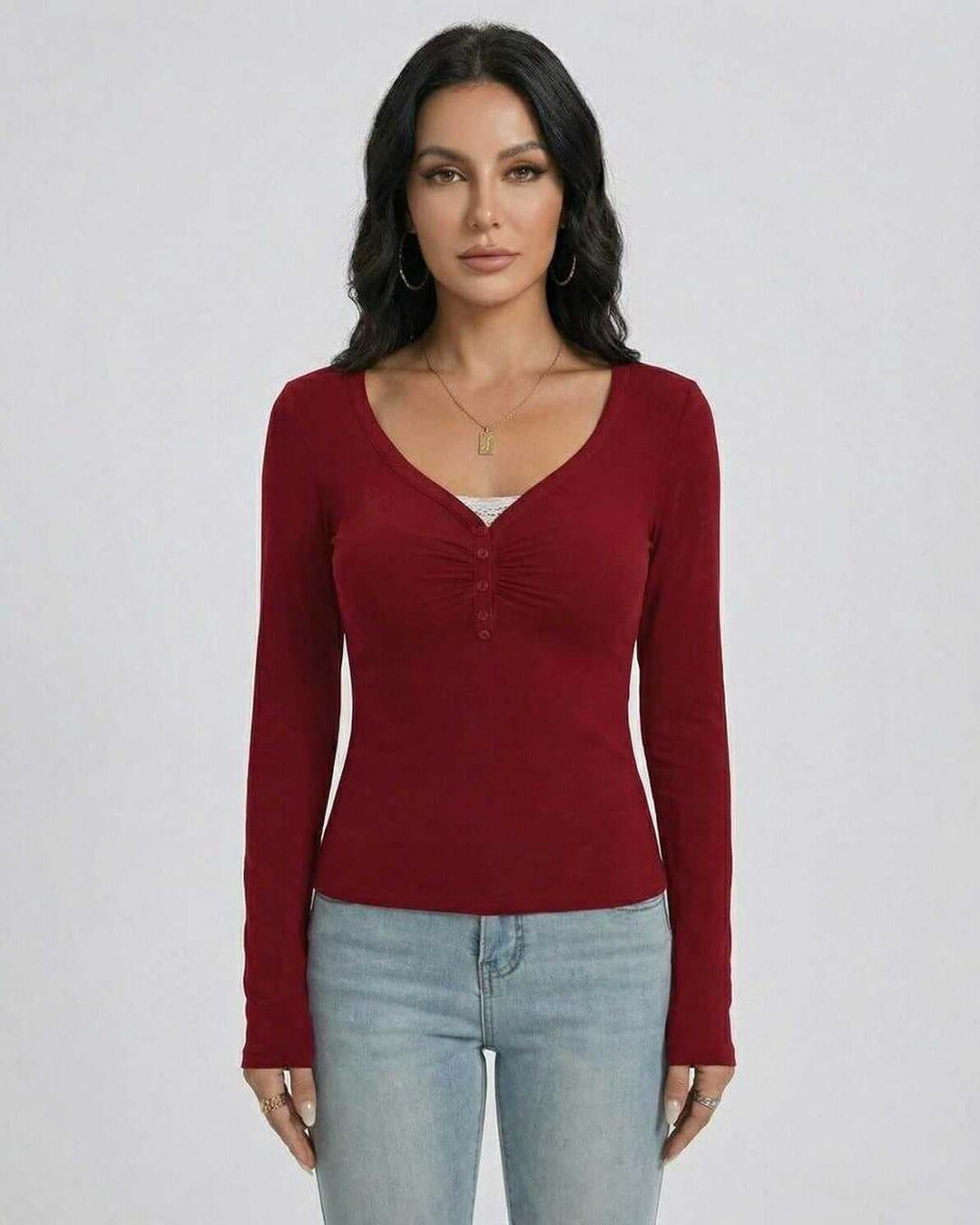 Moda otoño-invierno: suéter de mujer cuello V, ajuste slim, manga larga con botones, color blanco.