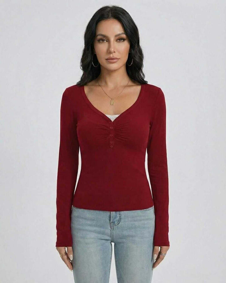 Moda otoño-invierno: suéter de mujer cuello V, ajuste slim, manga larga con botones, color blanco.