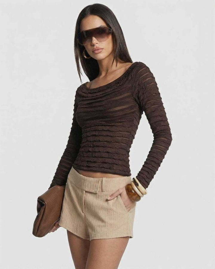 Suéter blanco ajustado de manga larga para mujer, estilo elegante y versátil de moda.