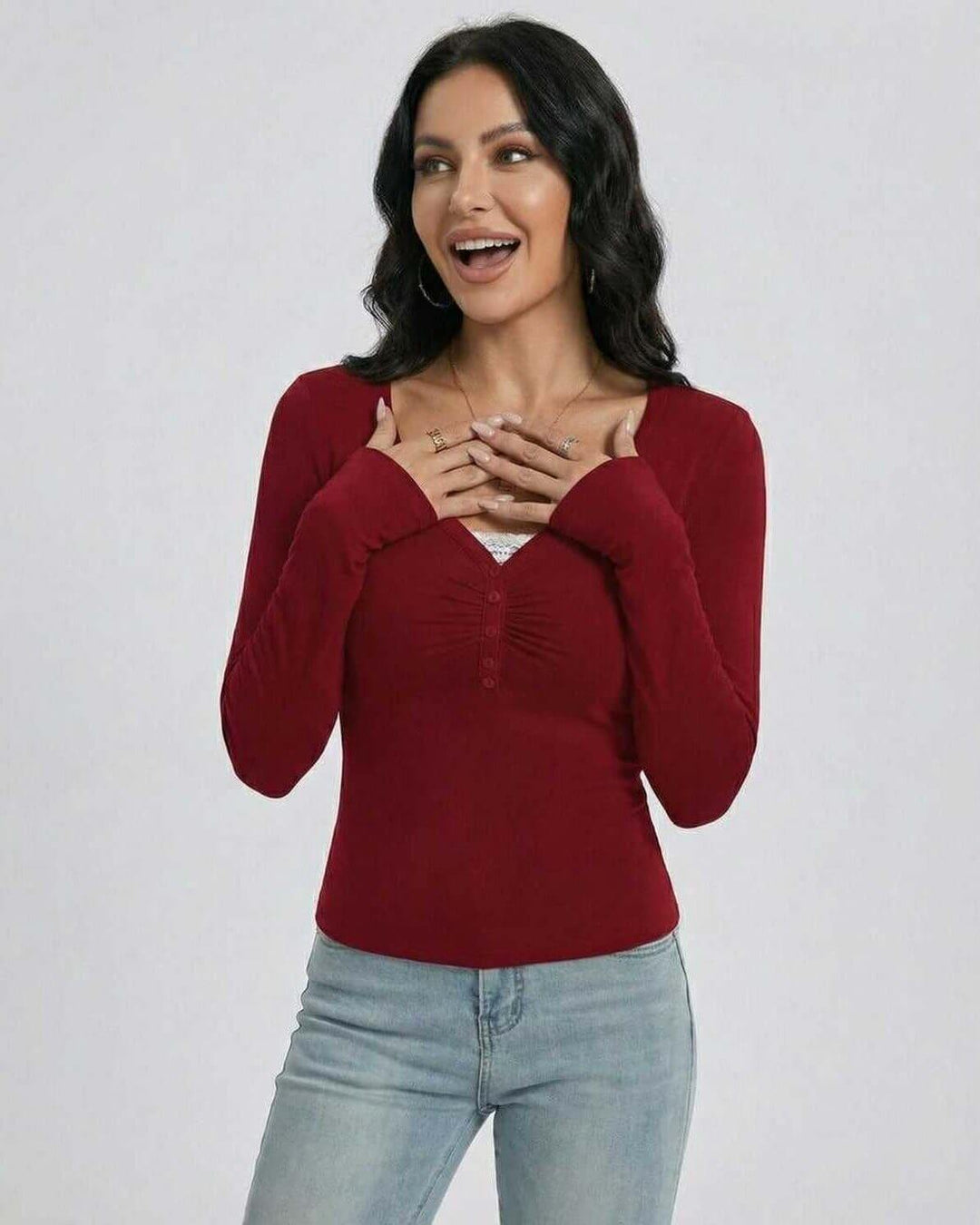 Suéter de mujer ajustado blanco, cuello V, manga larga con botones, un básico elegante para tu armario.