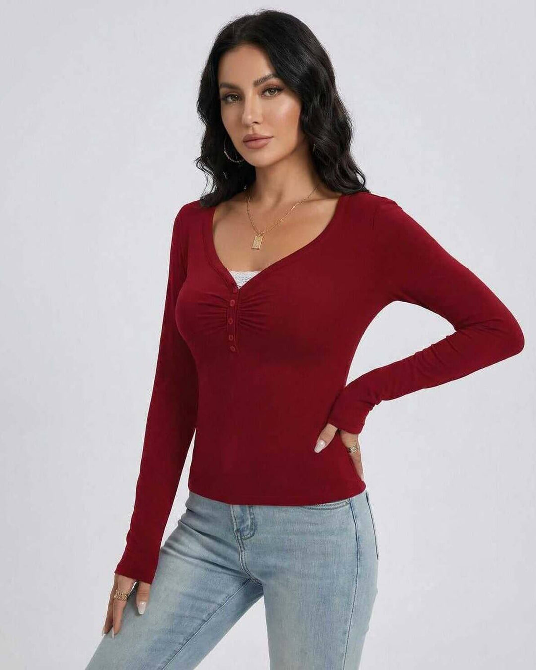 Suéter blanco de mujer con cuello V y botones, ajuste slim, ideal para otoño/invierno.
