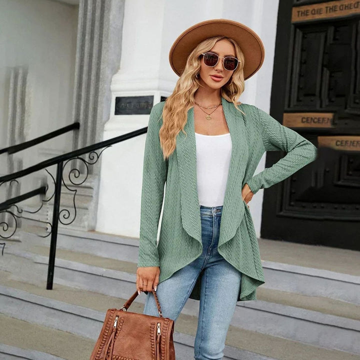 Cárdigan casual mujer con detalles trenzados, abertura frontal. Comodidad y estilo de día.
