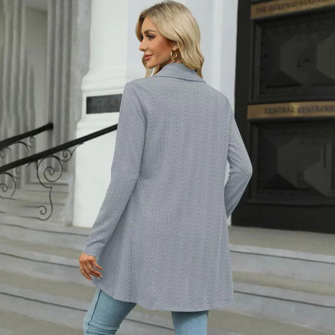 Cárdigan femenino texturizado, diseño trenzado y abertura delantera. Atuendo moderno y confortable.