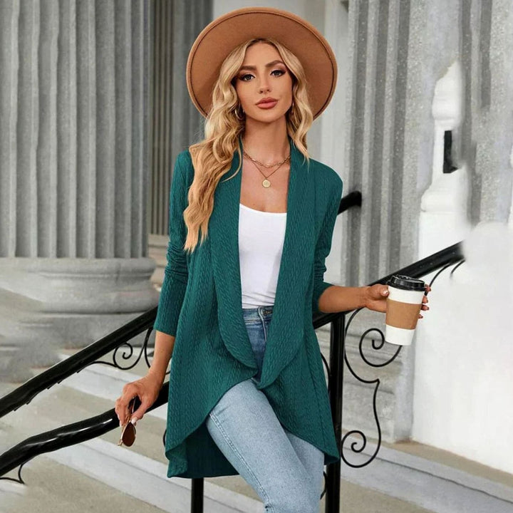 Cárdigan para mujer, tejido trenzado y abertura frontal. Esencial para un look casual de otoño.