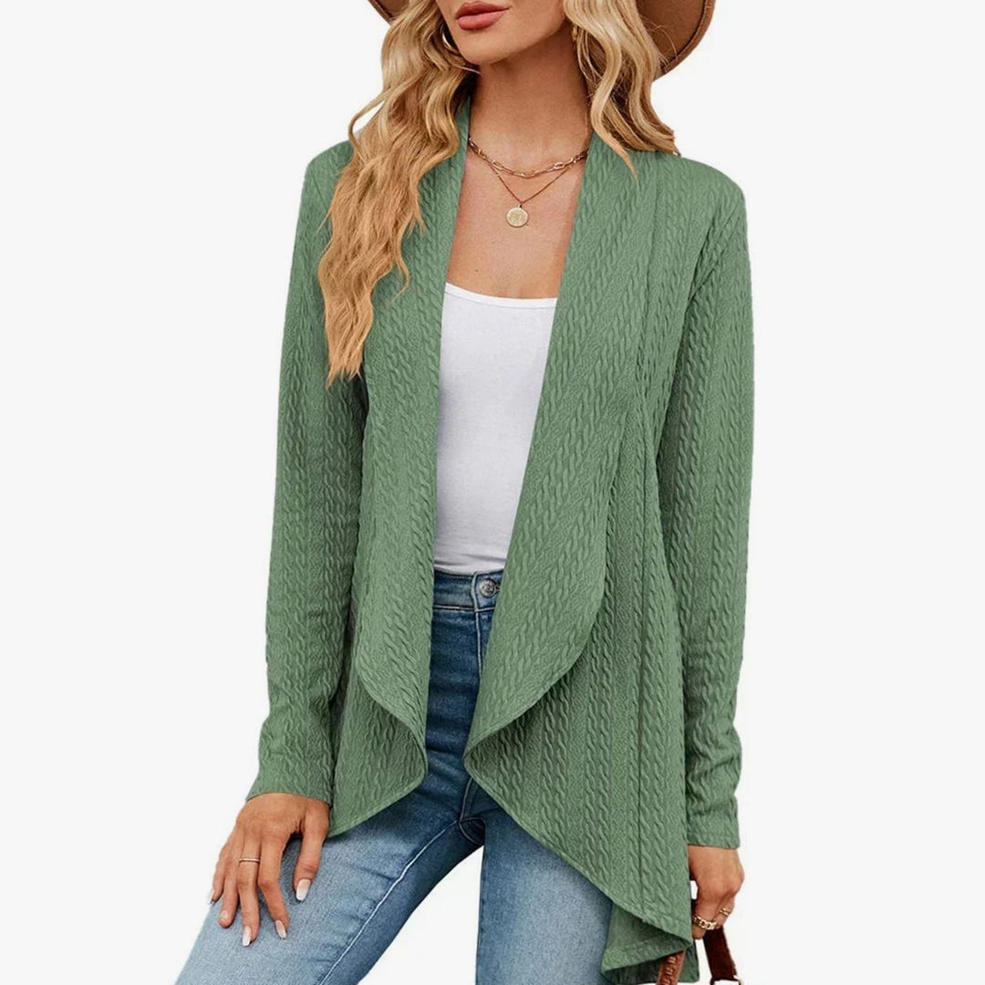 Cárdigan femenino trenzado, abertura frontal. Prenda cómoda y con estilo casual.