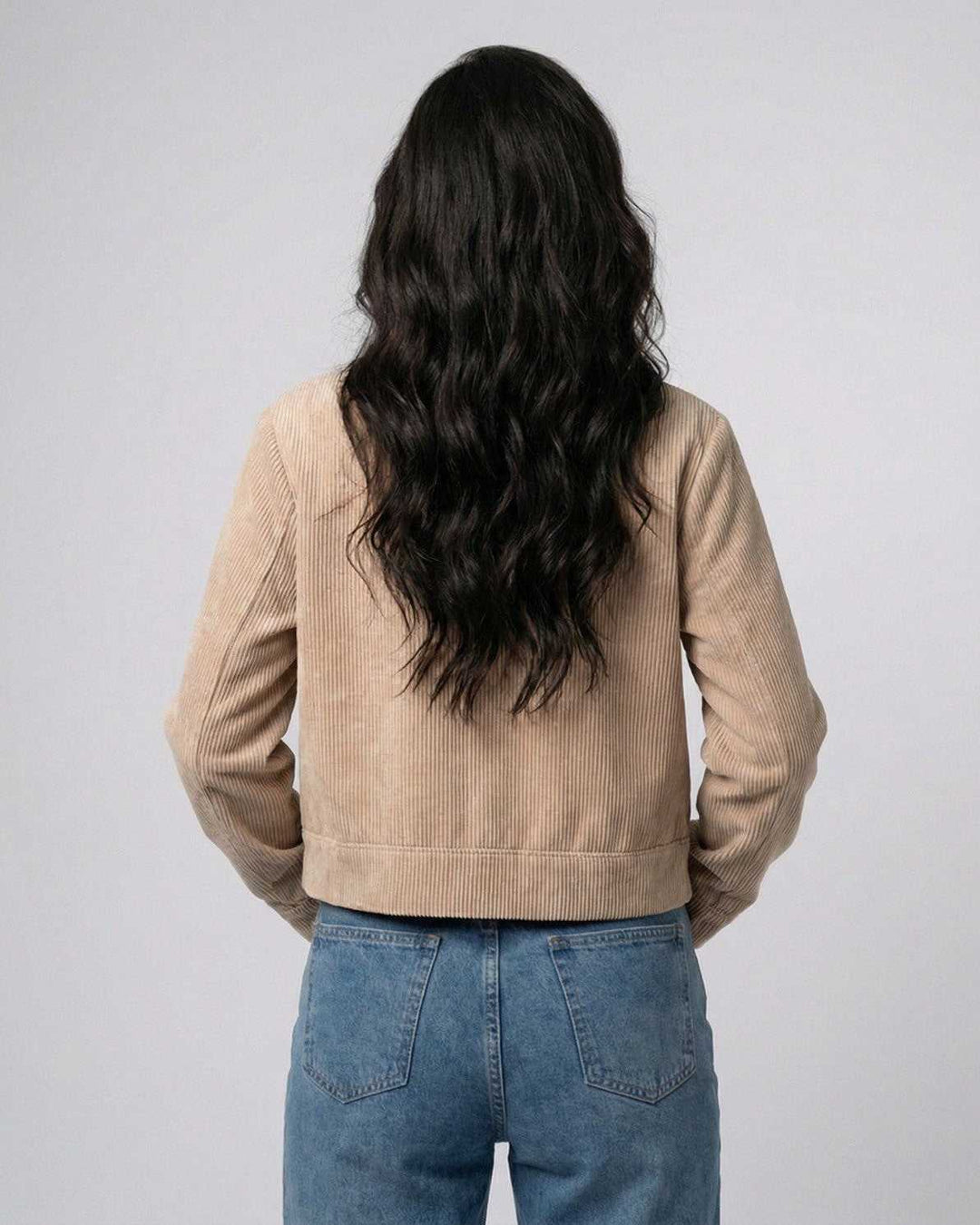 Chaqueta slim fit blanca de mujer, versátil para outfits casuales y looks elegantes de moda.