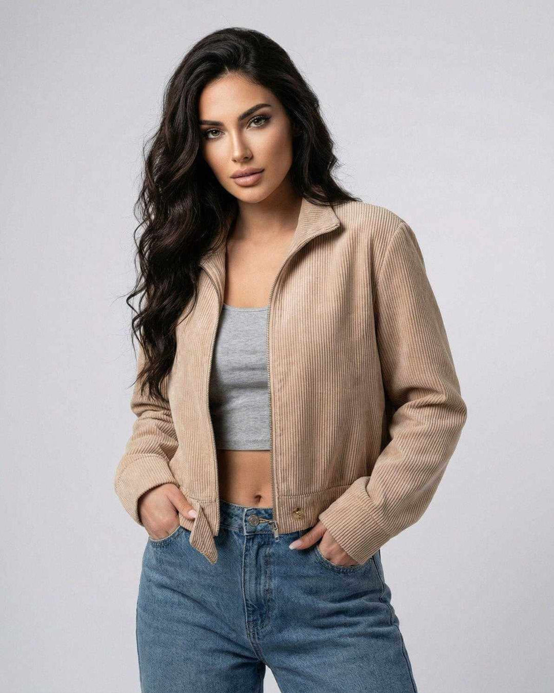 Chaqueta ajustada Sienna blanca para mujer, ideal para estilo diario y casual elegante y moderno.