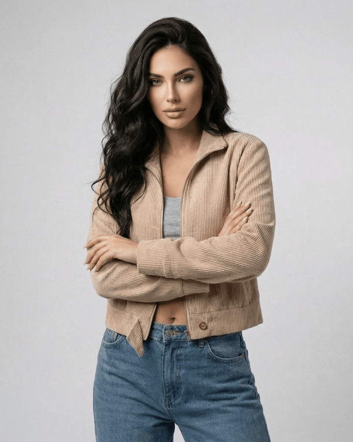 Chaqueta blanca de mujer, diseño ajustado y moderno. Prenda versátil para moda casual elegante.