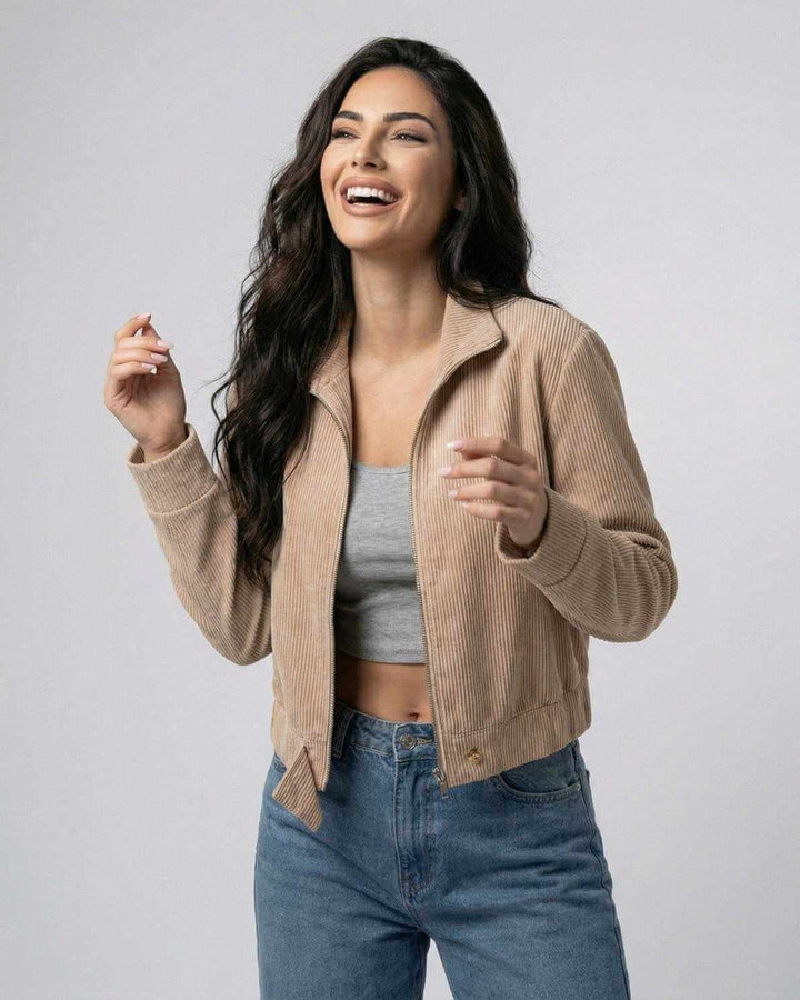 Prenda de mujer: Chaqueta Sienna blanca ajustada. Perfecta para un outfit casual o elegante diario.