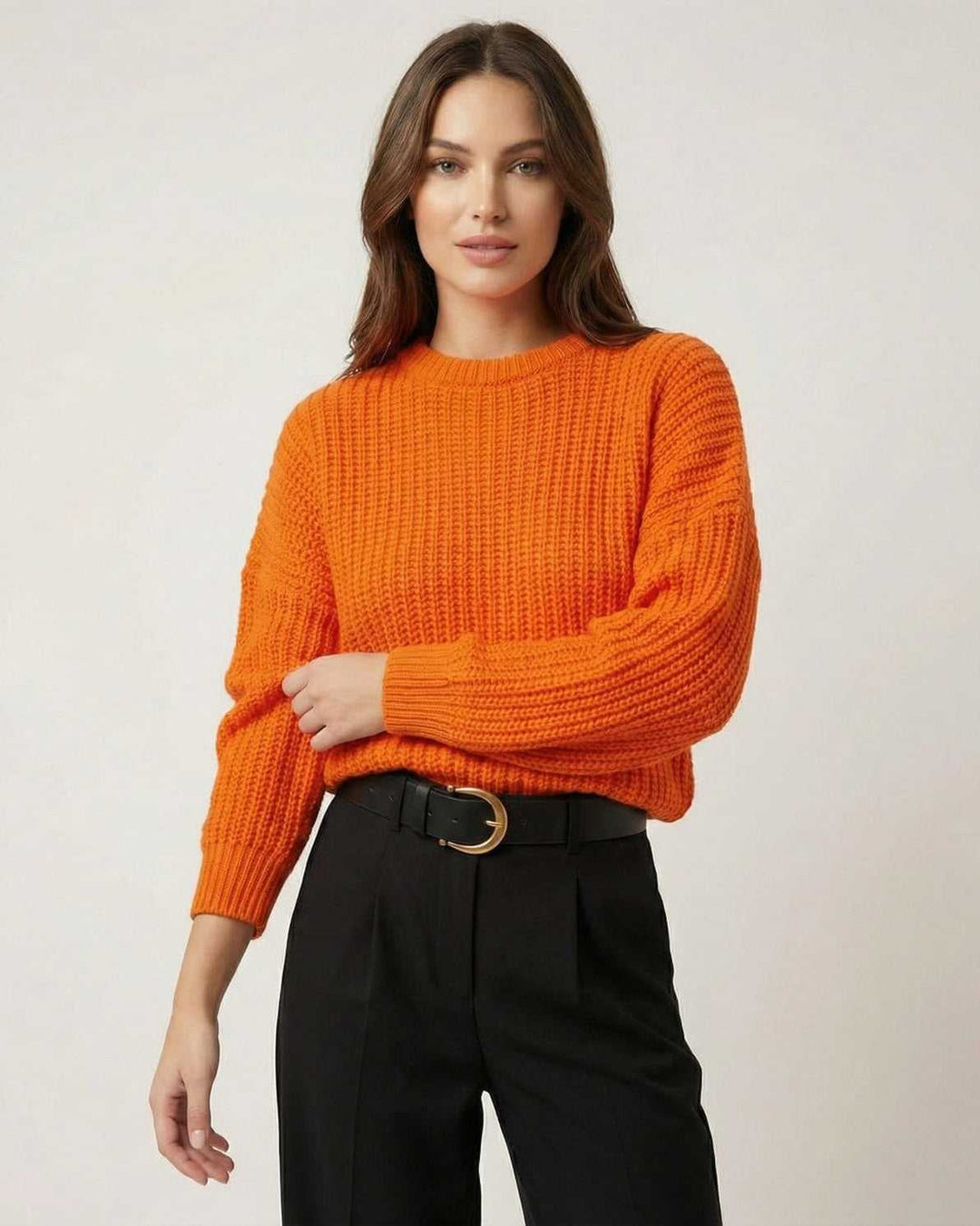 Suéter tejido blanco para mujer, cálido y elegante. Ideal para un look casual de invierno.
