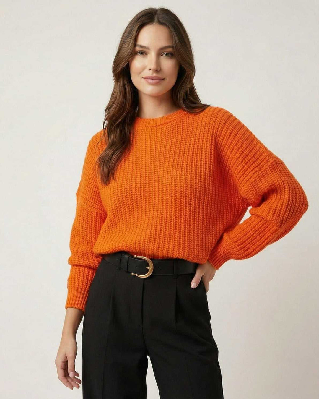Pullover de mujer blanco, manga larga, estilo relajado. Confort para otoño e invierno.