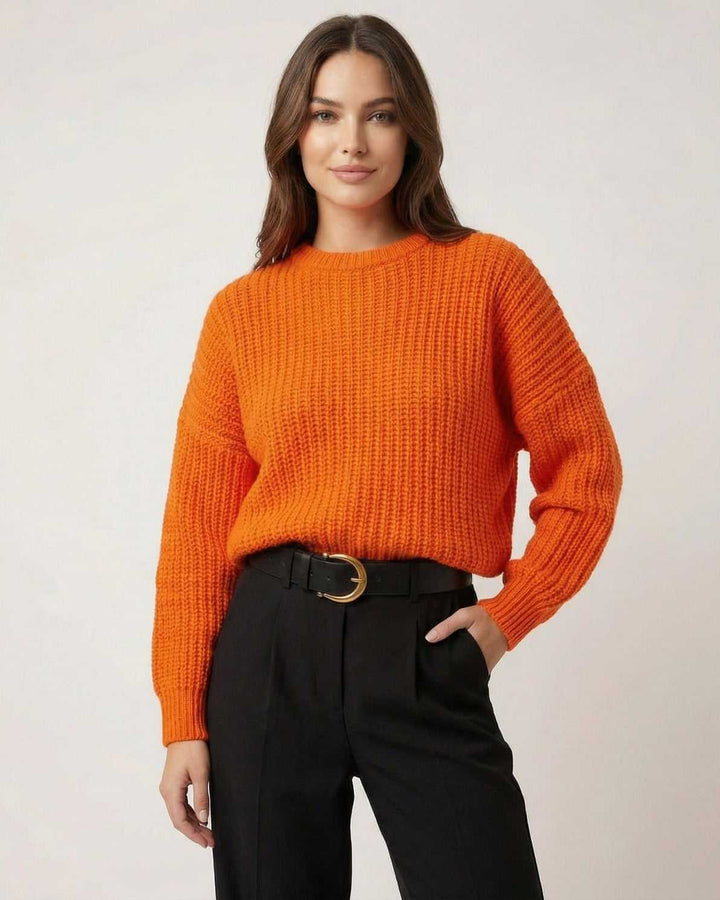 Suéter blanco relajado para mujer, estilo casual y cómodo. Ideal para otoño e invierno.