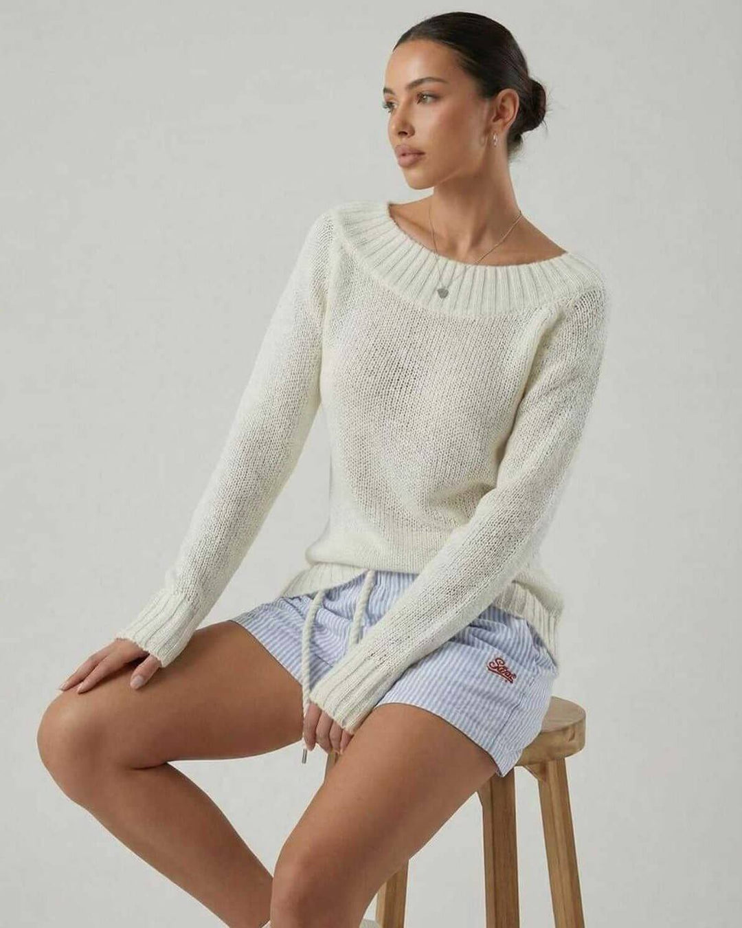 Suéter de mujer de cuello barco, manga larga. Ropa cómoda y versátil para el día a día, estilo relajado y chic.