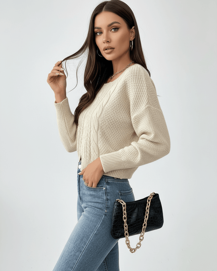 Suéter de punto trenzado blanco, corte corto para mujer. Elegante y casual, ideal para la temporada de otoño/invierno.
