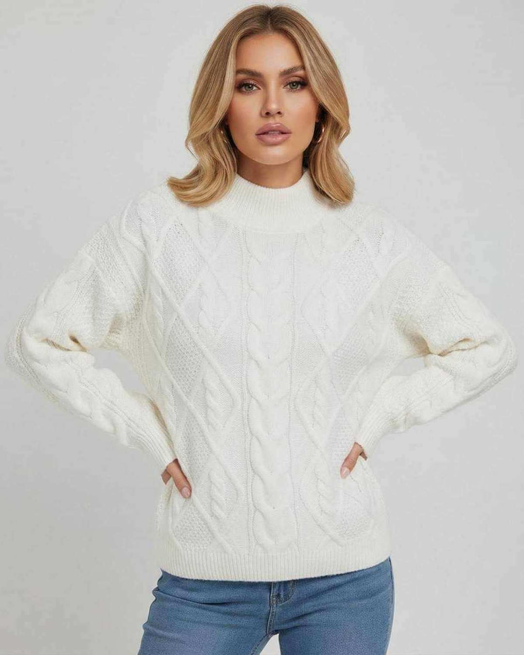 Vista trasera de suéter blanco oversized para mujer. Diseño casual y versátil con manga larga, perfecto para el frío.
